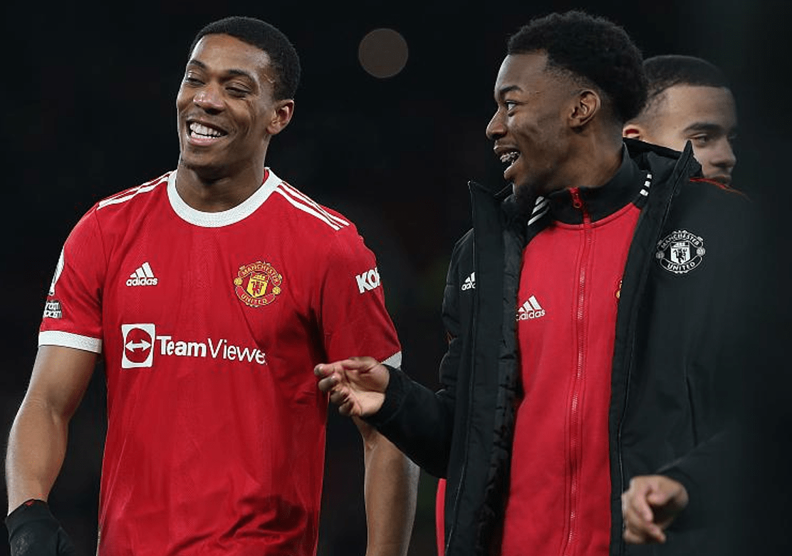 九游网页版入口-关于曼联训练开放日，窗口期官宣签约引欢呼，西甲在即，赛程密集仍需轮换的信息